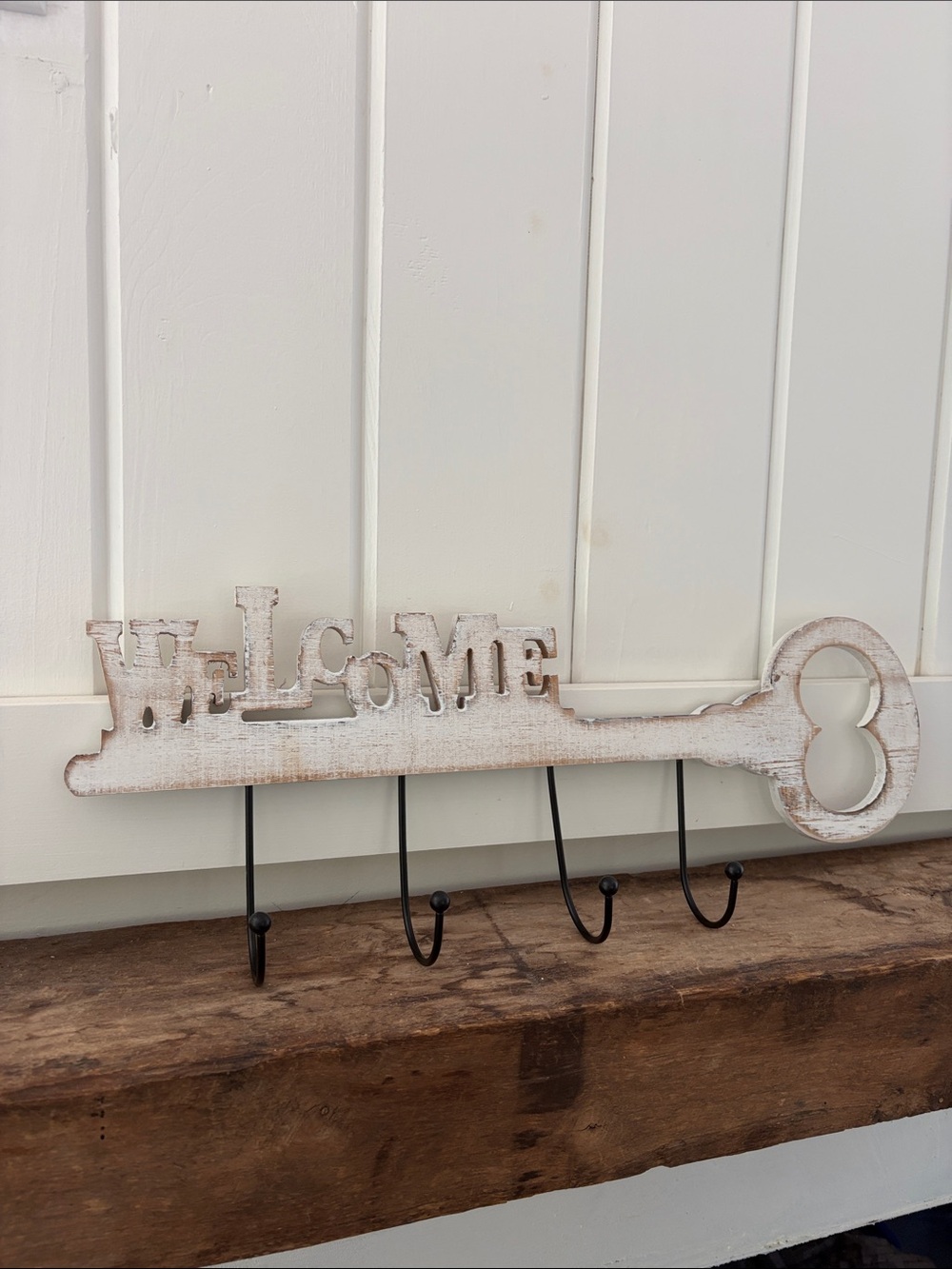 WELCOME Key Shaped Wall Hook Rack in Distressed White